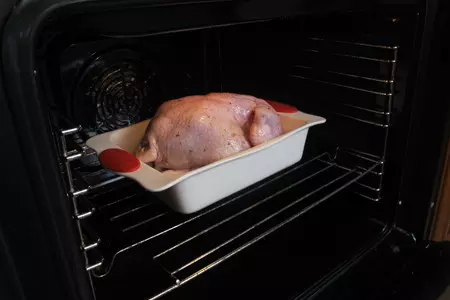 Курица фаршированная виноградом и сливами ,с печёными яблочками  и хлеб с горохом.: шаг 9