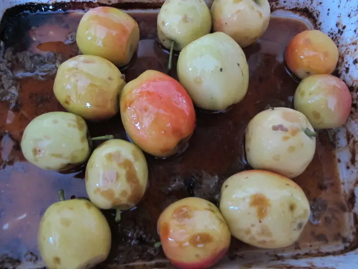 Курица фаршированная виноградом и сливами ,с печёными яблочками  и хлеб с горохом.: шаг 10