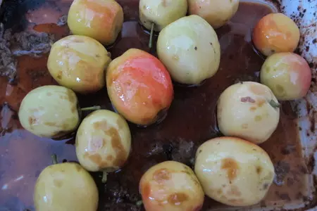 Курица фаршированная виноградом и сливами ,с печёными яблочками  и хлеб с горохом.: шаг 10
