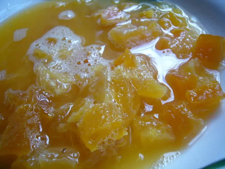Сливочно - ванильная запеканка с творожным сыром и курагой.: шаг 2