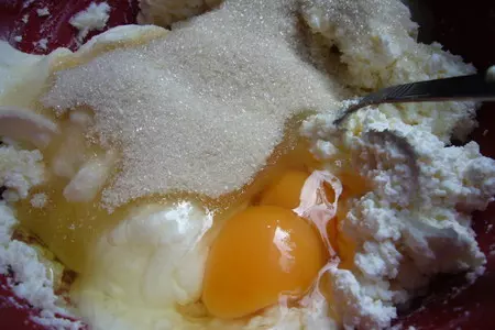 Сливочно - ванильная запеканка с творожным сыром и курагой.: шаг 3