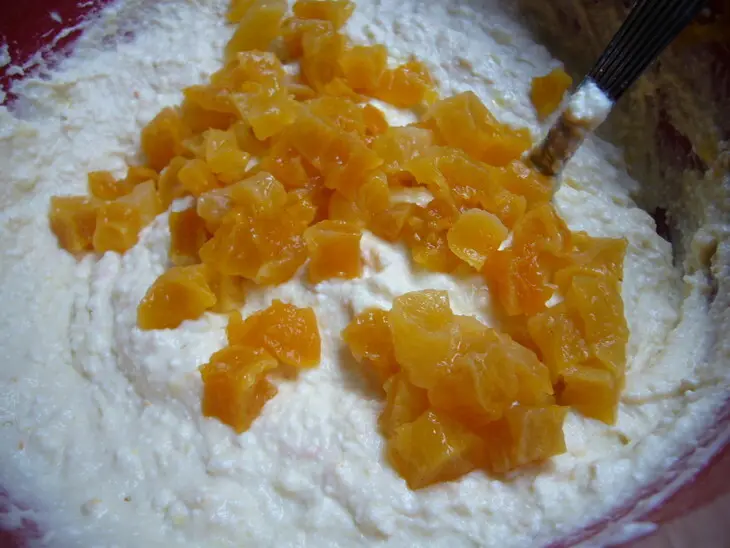 Сливочно - ванильная запеканка с творожным сыром и курагой.: шаг 4