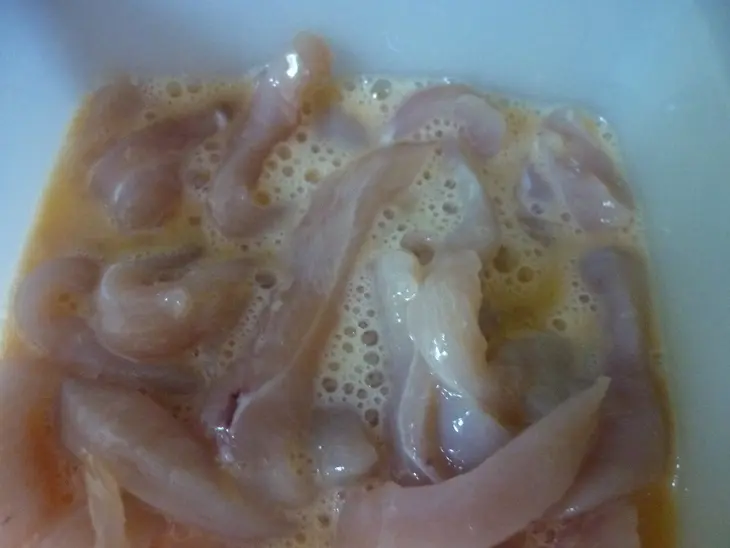 Куриная грудка карри под соусом,  с гарниром из печеных яблок,козьего сыра и кедровых орешков: шаг 2