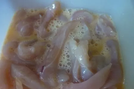 Куриная грудка карри под соусом,  с гарниром из печеных яблок,козьего сыра и кедровых орешков: шаг 2