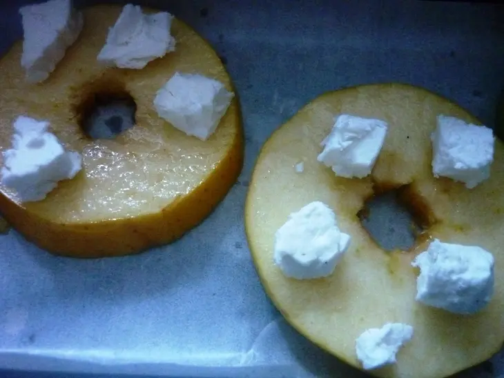 Куриная грудка карри под соусом,  с гарниром из печеных яблок,козьего сыра и кедровых орешков: шаг 6