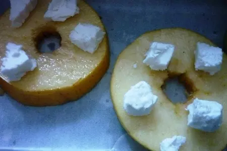 Куриная грудка карри под соусом,  с гарниром из печеных яблок,козьего сыра и кедровых орешков: шаг 6