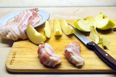 Август подарил нам на закуску яблоки в беконе и медовую свинину с тушёной капустой на горячее.: шаг 3