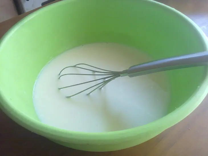 Ржаные блинчики с соусом из зелёного лука, кинзы, сметаны и красной икры: шаг 1
