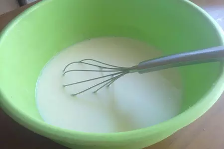 Ржаные блинчики с соусом из зелёного лука, кинзы, сметаны и красной икры: шаг 1