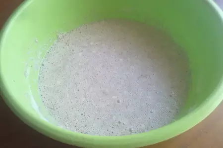 Ржаные блинчики с соусом из зелёного лука, кинзы, сметаны и красной икры: шаг 2