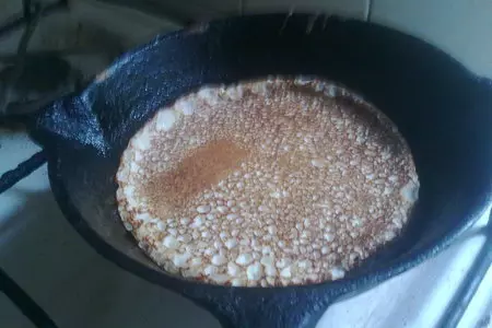 Ржаные блинчики с соусом из зелёного лука, кинзы, сметаны и красной икры: шаг 5