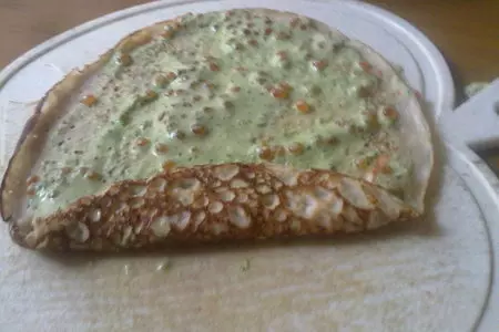 Ржаные блинчики с соусом из зелёного лука, кинзы, сметаны и красной икры: шаг 8