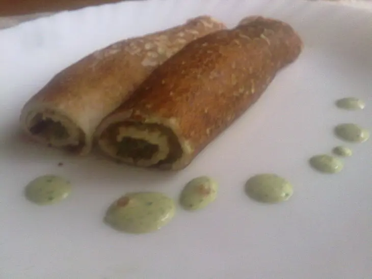 Ржаные блинчики с соусом из зелёного лука, кинзы, сметаны и красной икры: шаг 9