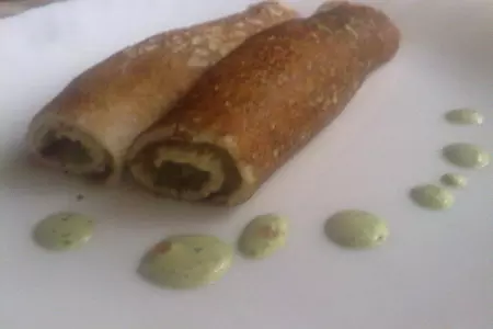 Ржаные блинчики с соусом из зелёного лука, кинзы, сметаны и красной икры: шаг 9