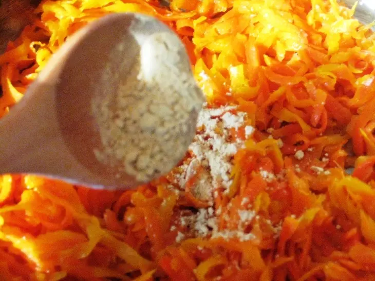 Куриные рулетики, с глазированной морковью и горошком, а так же виноградный соус к ним.: шаг 2