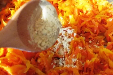 Куриные рулетики, с глазированной морковью и горошком, а так же виноградный соус к ним.: шаг 2