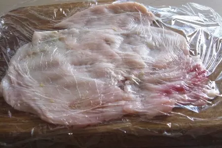 Куриные рулетики, с глазированной морковью и горошком, а так же виноградный соус к ним.: шаг 5