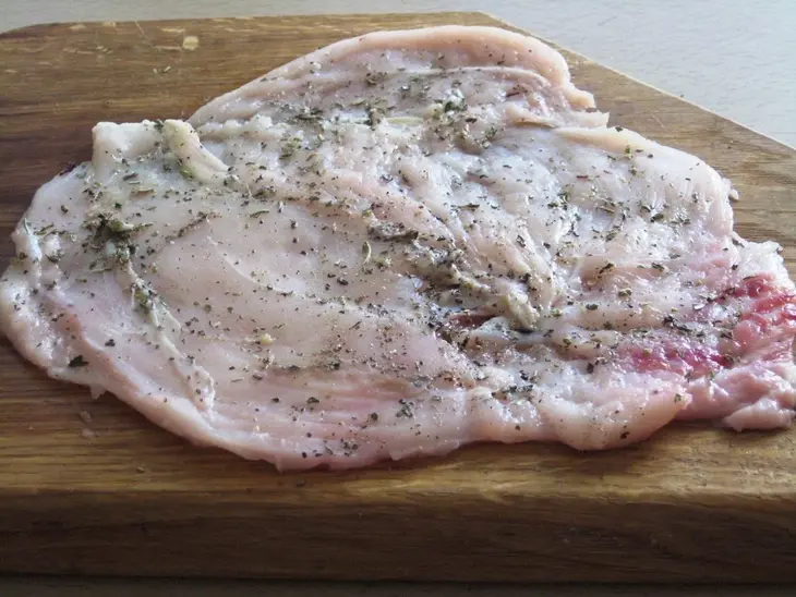 Куриные рулетики, с глазированной морковью и горошком, а так же виноградный соус к ним.: шаг 6