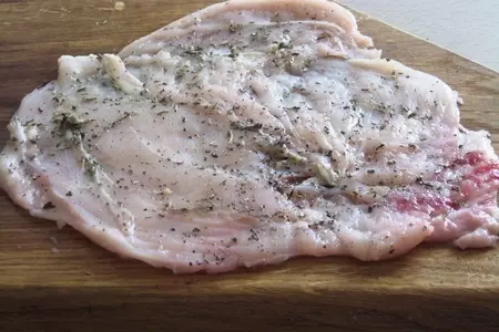 Куриные рулетики, с глазированной морковью и горошком, а так же виноградный соус к ним.: шаг 6