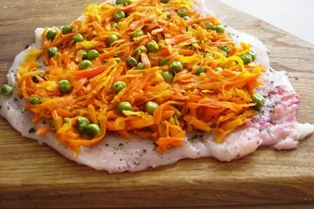 Куриные рулетики, с глазированной морковью и горошком, а так же виноградный соус к ним.: шаг 7