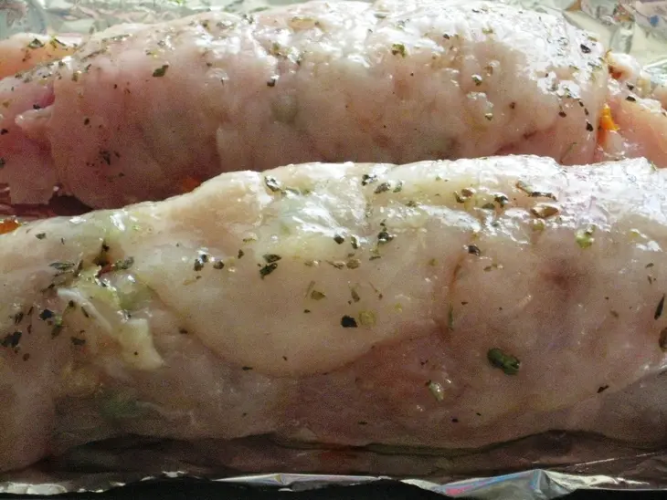 Куриные рулетики, с глазированной морковью и горошком, а так же виноградный соус к ним.: шаг 8
