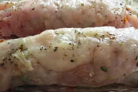 Куриные рулетики, с глазированной морковью и горошком, а так же виноградный соус к ним.: шаг 8