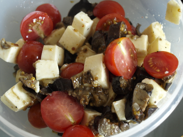 Салат с запечёнными баклажанами,брынзой и помидорами.: шаг 4