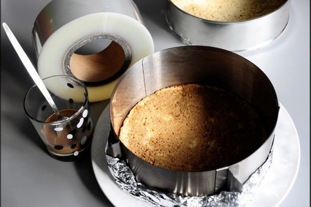 Кофейный торт со взбитыми сливками и миндально-грильяжным бисквитом.: шаг 24