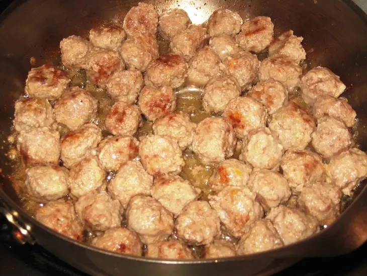 «захмелевшие» спагетти с мясными шариками: шаг 3