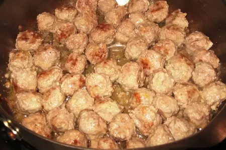 «захмелевшие» спагетти с мясными шариками: шаг 3