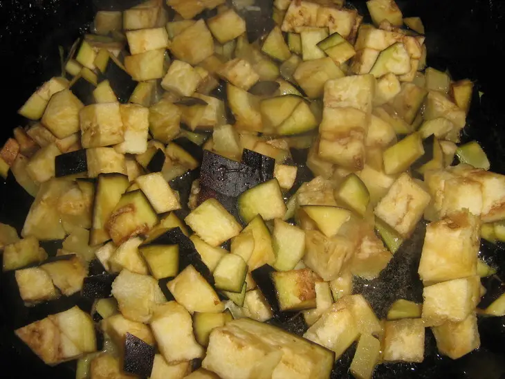 Горячая закуска из лаваша с курицей и баклажанами: шаг 4