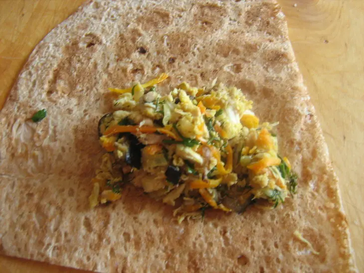 Горячая закуска из лаваша с курицей и баклажанами: шаг 7