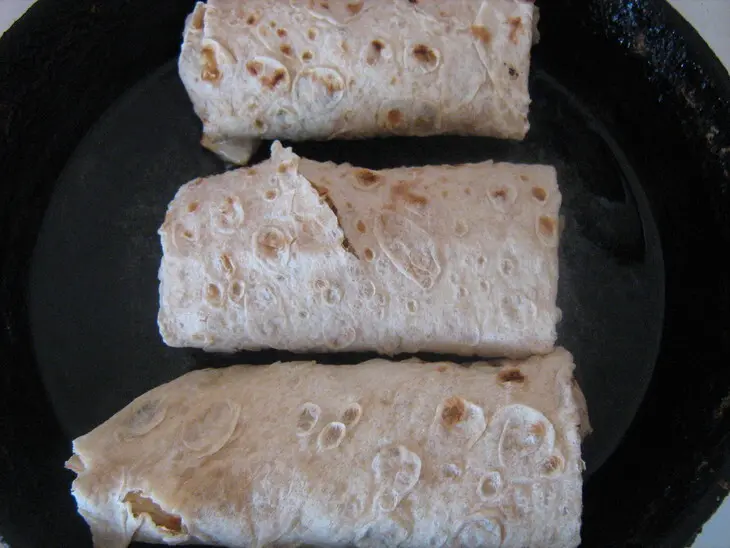 Горячая закуска из лаваша с курицей и баклажанами: шаг 8