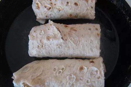 Горячая закуска из лаваша с курицей и баклажанами: шаг 8