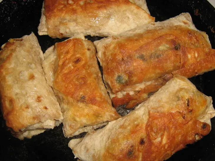 Горячая закуска из лаваша с курицей и баклажанами: шаг 9