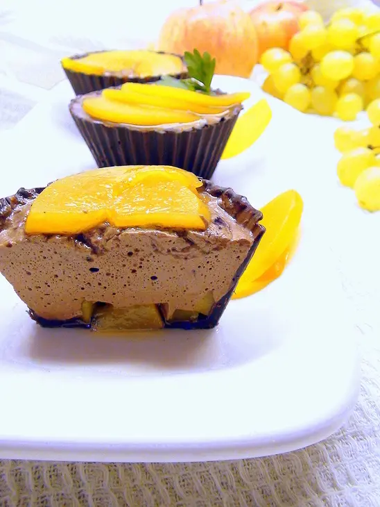 Корзиночки из шоколада с персиками и шоколадным муссом для прекрасных именинниц сайта. натальин день: шаг 12