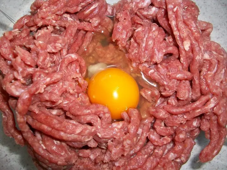 Meatcakes или мясные пирожные в коричневом соусе: шаг 7