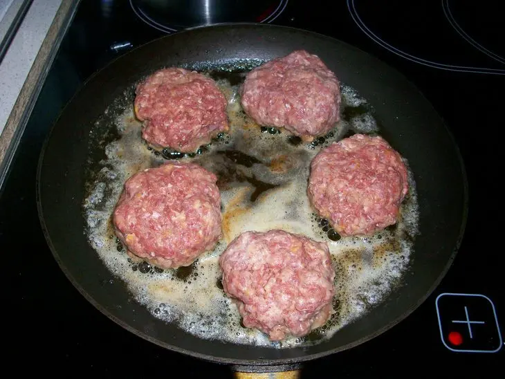 Meatcakes или мясные пирожные в коричневом соусе: шаг 8