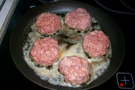 Meatcakes или мясные пирожные в коричневом соусе: шаг 8