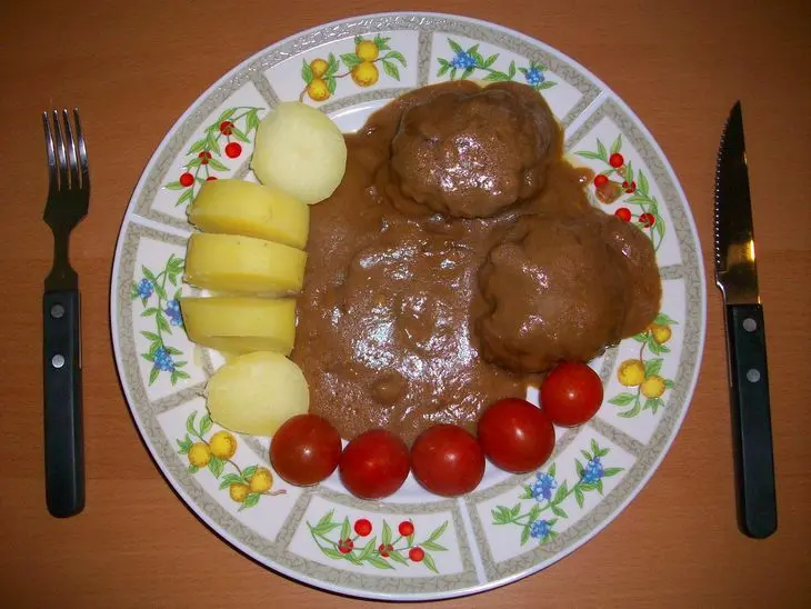 Meatcakes или мясные пирожные в коричневом соусе: шаг 10