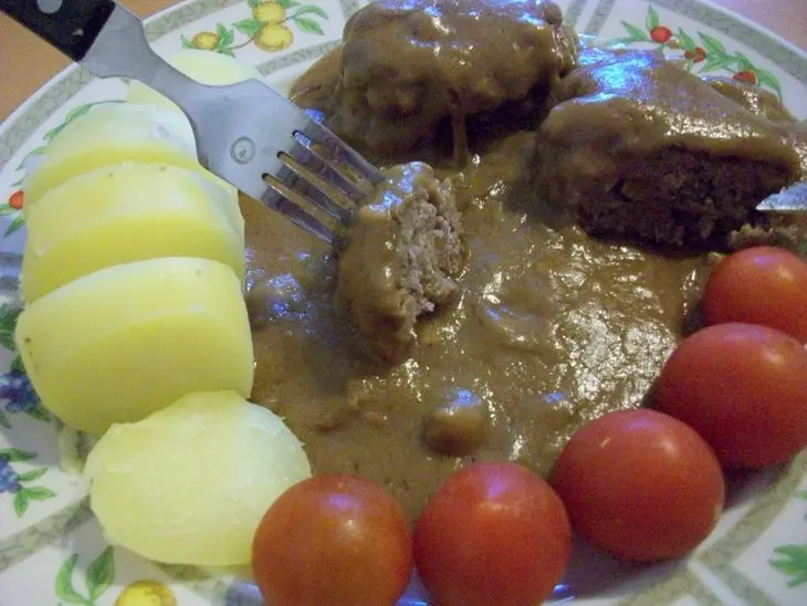 Meatcakes или мясные пирожные в коричневом соусе: шаг 11