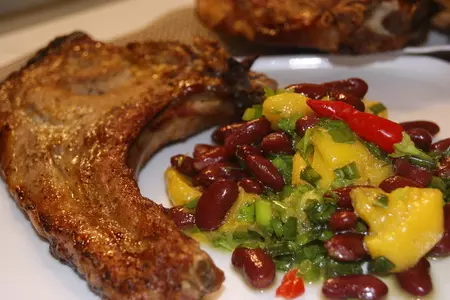 Глазированные на гриле свиные отбивные с манго-black bean-зеленым луком сальса: шаг 8