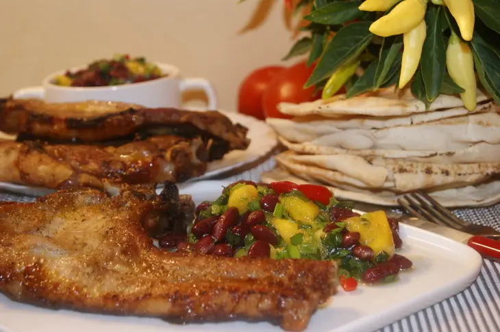 Глазированные на гриле свиные отбивные с манго-black bean-зеленым луком сальса: шаг 9