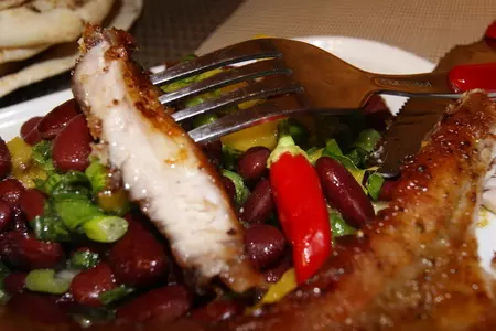 Глазированные на гриле свиные отбивные с манго-black bean-зеленым луком сальса: шаг 10