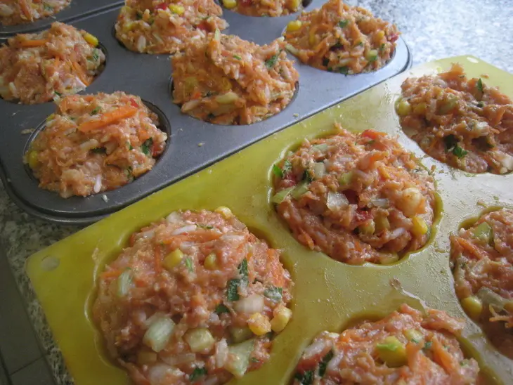 Разноцветные мясные кексы: шаг 6