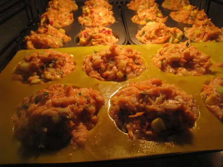 Разноцветные мясные кексы: шаг 7