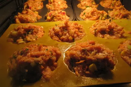 Разноцветные мясные кексы: шаг 7