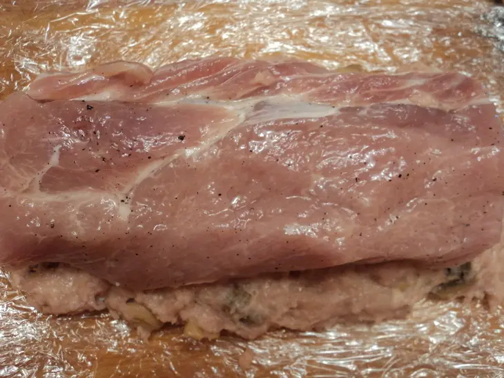 Рулет из свиной вырезки с курицей.: шаг 1