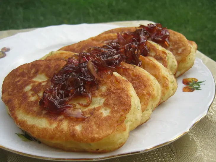 Оладьи с гороховым пюре и луковым конфитюром.: шаг 7
