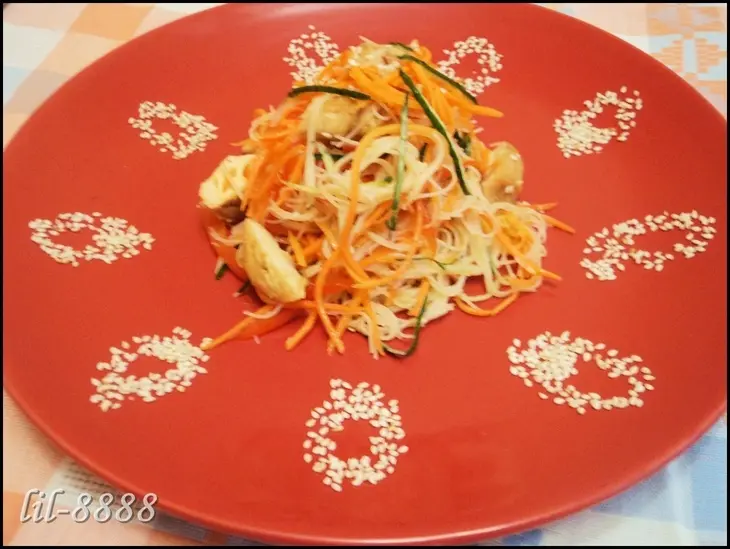 Салат с курицей, овощами и рисовой лапшей: шаг 1